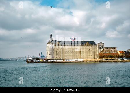 Altes gebäude im baraque-Stil des haydarpasa Hauptbahnhofs in kadikoy istanbul mit riesigen Wolken und türkisfarbenen bosporus-Farben. Im Bau Stockfoto