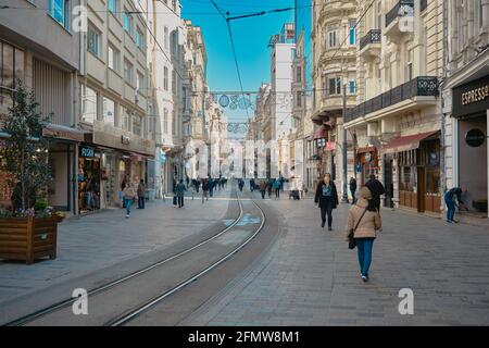 Eine der bekanntesten Straßen istanbuls: die istiklal-Straße am frühen Morgen, die aufgrund des Pandemieschutzes nicht wie üblich überfüllt ist Stockfoto