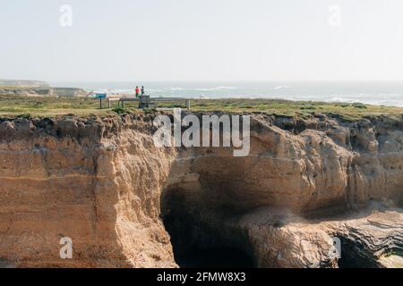 Montana de Oro, Kalifornien-USA, 8. Mai 2021 dramatische Klippen, Klippen, Höhlen, und Silhouette von Wanderern, Blick auf den Pazifik im Hintergrund., Monta Stockfoto