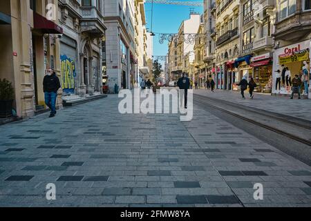 Eine der bekanntesten Straßen istanbuls: die istiklal-Straße am frühen Morgen, die aufgrund des Pandemieschutzes nicht wie üblich überfüllt ist Stockfoto