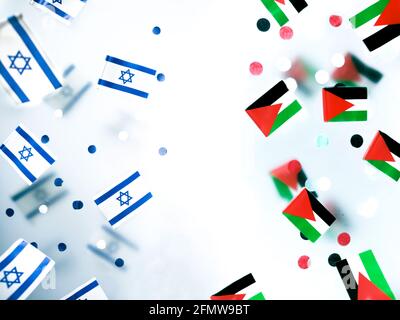 Konfrontation zwischen Palästina und Israel. Krieg und Konflikt. Konzeptkooperation und Unabhängigkeit. Nationalflaggen auf nebligen Hintergrund Stockfoto