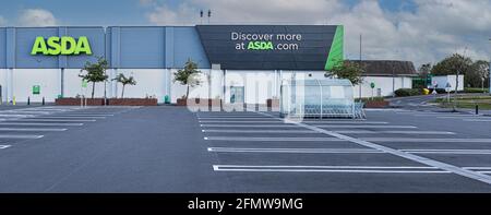 SWINDON, Großbritannien - 11. MAI 2021: ASDA Trolly Park und Empty Car Park in West Swindon Stockfoto
