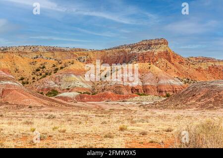 Farbenfrohe, gestreifte Sandsteinfelsen bei Abiquiu, New Mexico., USA. Stockfoto