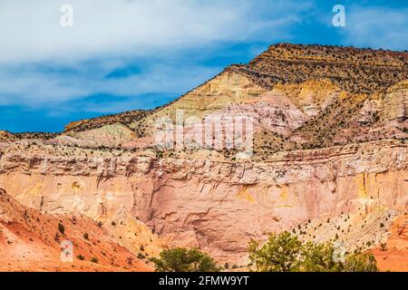 Farbenfrohe, gestreifte Sandsteinfelsen bei Abiquiu, New Mexico., USA. Stockfoto