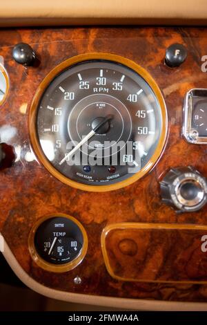 Rev Counter in einem Walnuss-Holzdash eines Alvis Classic Car der 1960er Jahre, Neuseeland Stockfoto
