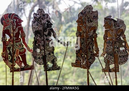 Figuren von Wayang Kulit, einem traditionellen indonesischen Puppentheater mit Schatten. Stockfoto