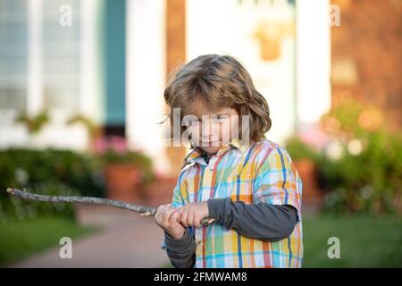 Aggression von Kindern. Negative Emotionen für Kinder. Wütender Junge mit Stock. Anpassung an Kinder. Schläger. Mobbing-Konzept. Nervenzusammenbruch. Stockfoto