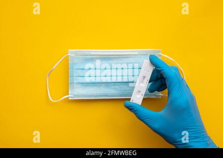 Coronavirus Lateral Flow Home Testkit mit Gesichtsmaske Stockfoto