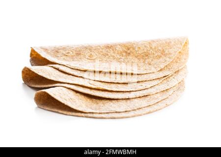 Vollkorn-Tortilla wickelt isoliert auf weißem Hintergrund. Stockfoto