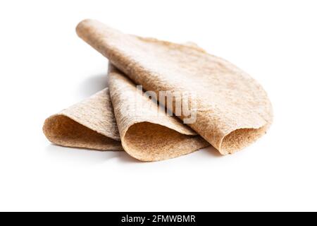 Vollkorn-Tortilla wickelt isoliert auf weißem Hintergrund. Stockfoto