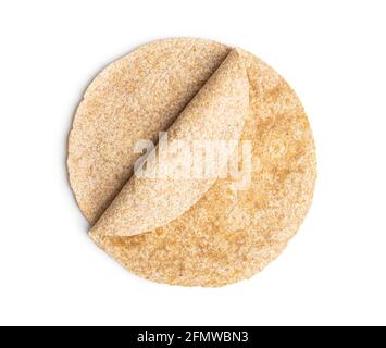 Vollkorn-Tortilla wickelt isoliert auf weißem Hintergrund. Stockfoto