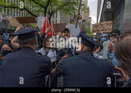 NEW YORK, NY - 11. MAI: Mehrere hundert pro-palästinensische Anhänger mit Schilder und winkenden Fahnen versammeln sich am 11. Mai 2021 vor dem israelischen Konsulat in Manhattan in New York City. Die Feindseligkeiten zwischen Israel und der Hamas eskalierten über Nacht, wobei 35 Palästinenser in Gaza und 5 in Israel während des intensivsten Luftaustauschs seit Jahren getötet wurden. Zentralisrael wurde von einer massiven Raketenabschusswelle aus dem Gazastreifen getroffen, kurz nachdem die Hamas vor einem Sperrfeuer auf das Gebiet von Tel Aviv gewarnt hatte, falls die IDF die Luftangriffe auf zivile Gebäude im Gazastreifen nicht einstellte. Nach Angaben der IDF waren es 300 Raketen Stockfoto