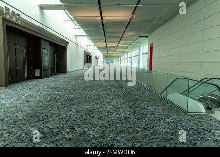 New York, NY - 11. Mai 2021: Blick auf das Innere des Jacob K. Javits Convention Center während der Ankündigung von Gouverneur Andrew Cuomo Stockfoto