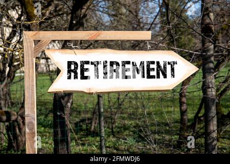Pensionierung. Informations- und Assistenzkonzept. Holzpfeil. Sonniger Tag. Stockfoto