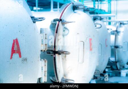 Hochdruck-Verarbeitung oder Hochhydrostatik-Druckmaschine für Lebensmittel. Metalltank in der Lebensmittelfabrik. Konservierung von Lebensmitteln. Stockfoto