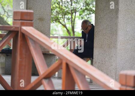 Fuyang, China. Mai 2021. Ein alter Mann sitzt allein im Lin Dai Lu Park.die Hauptdaten der siebten nationalen Volkszählung Chinas wurden offiziell veröffentlicht. Die Daten zeigen, dass die Gesamtbevölkerung im erwerbsfähigen Alter seit 2020 immer noch zurückgeht, während sich der Alterungsgrad weiter vertieft. (Foto von Sheldon Cooper/SOPA Images/Sipa USA) Quelle: SIPA USA/Alamy Live News Stockfoto