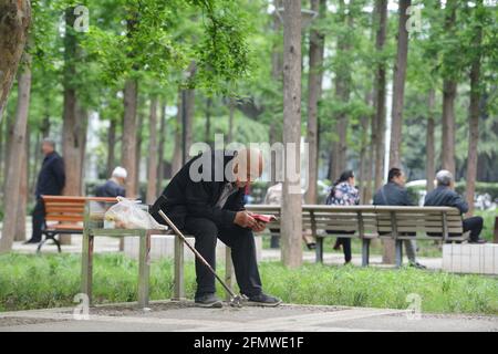 Fuyang, China. Mai 2021. Ein alter Mann sitzt allein im Lin Dai Lu Park.die Hauptdaten der siebten nationalen Volkszählung Chinas wurden offiziell veröffentlicht. Die Daten zeigen, dass die Gesamtbevölkerung im erwerbsfähigen Alter seit 2020 immer noch zurückgeht, während sich der Alterungsgrad weiter vertieft. (Foto von Sheldon Cooper/SOPA Images/Sipa USA) Quelle: SIPA USA/Alamy Live News Stockfoto