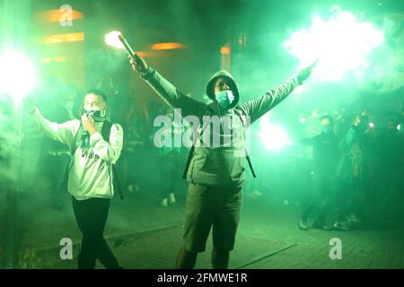 Lissabon, Portugal. Mai 2021. Sportfans feiern den Titel der portugiesischen Fußballliga Anfang des 12. Mai 2021 auf den Straßen von Lissabon, Portugal. Sporting besiegte Boavista 1-0, um die 19. Portugiesische Liga zu gewinnen. Quelle: Pedro Fiuza/ZUMA Wire/Alamy Live News Stockfoto