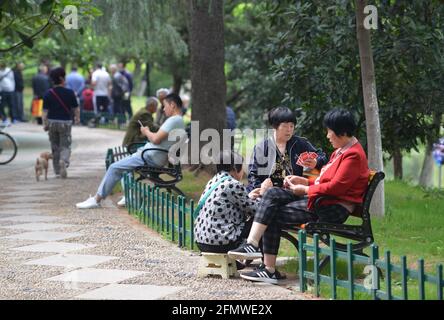 Fuyang, China. Mai 2021. Die alten Leute sitzen zusammen, um sich im Lin Dai Lu Park zu unterhalten.die Hauptdaten der siebten nationalen Volkszählung Chinas wurden offiziell veröffentlicht. Die Daten zeigen, dass die Gesamtbevölkerung im erwerbsfähigen Alter seit 2020 immer noch zurückgeht, während sich der Alterungsgrad weiter vertieft. (Foto von Sheldon Cooper/SOPA Images/Sipa USA) Quelle: SIPA USA/Alamy Live News Stockfoto