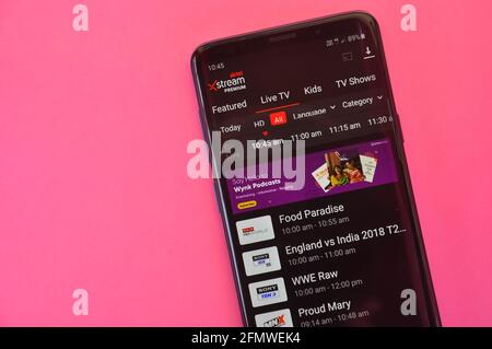 Mandi, Himachal Pradesh, Indien - 03 05 2021: High-Angle-Aufnahme eines Smartphones, das Live-tv auf der Airtel Xstream-App anzeigt. Stockfoto