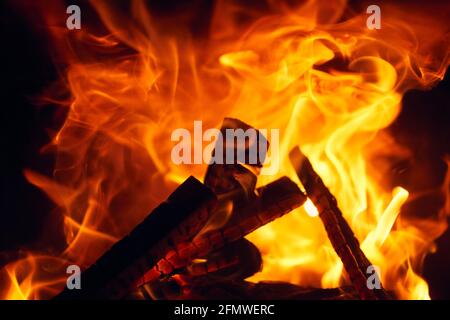 Ein Feuer brennt in einem Kamin, Feuer warm zu halten. Protokolle werden gebrannt Stockfoto