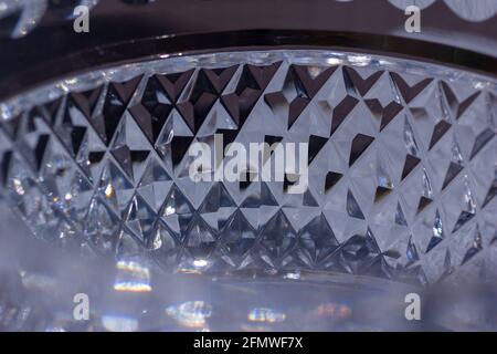 Dieses Bild zeigt einen abstrakten Vollformat-Makro-Texturhintergrund Aus funkelnden Diamant-Facettenschliffen aus Bleikristallglas Stockfoto