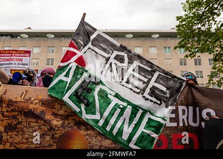 Washington, DC, USA, 11. Mai 2021. Im Bild: Anhänger Palästinas fliegen während eines Protestes, der die Vereinigten Staaten auffordert, die Finanzierung von Apartheid, Besatzung und Gewalt in Palästina zu stoppen, eine große "Free Palestine"-Flagge. Kredit: Allison C Bailey / Alamy Live Nachrichten Stockfoto