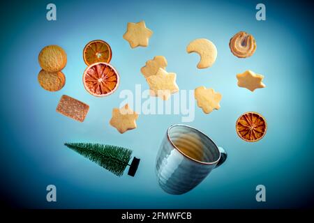 Dänische Butterkekse, eine Tasse Tee und ein Weihnachtsbaum fliegen Stockfoto