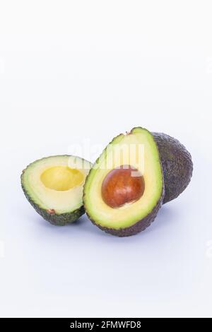 Nahaufnahme eines frischen Avocado-Schnitts in zwei Hälften Stockfoto