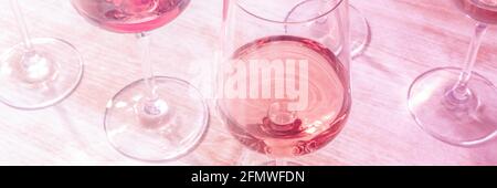 Roséweinpanorama, pink getönt. Verschiedene Weingläser bei einer Verkostung Stockfoto