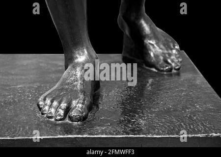 Die Seitenansicht Nahaufnahme Detail der alten Mann Statue Auf einem Sockel mit Füßen Zehen Stockfoto