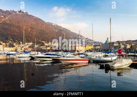 Blick auf Como Stadt und seinen Hafen am See Stockfoto