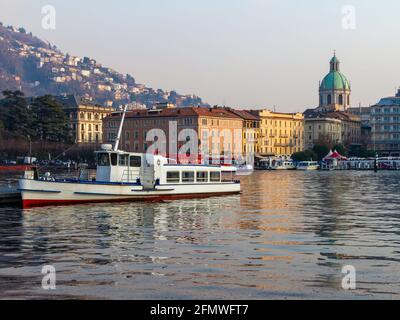 Blick auf Como Stadt und seinen Hafen am See Stockfoto