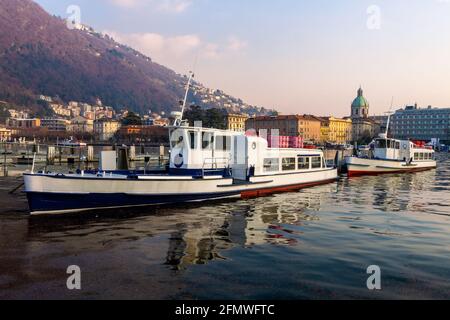 Blick auf Como Stadt und seinen Hafen am See Stockfoto