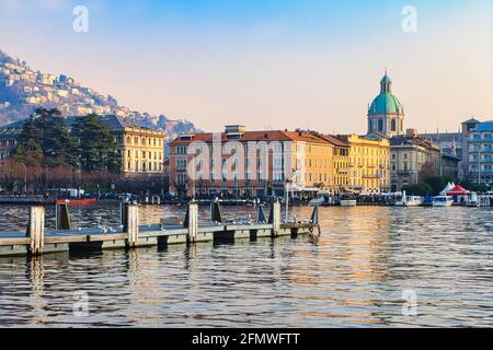 Blick auf Como Stadt und seinen Hafen am See Stockfoto