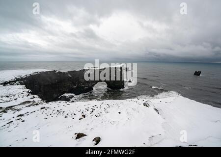 Einzigartiger Basaltbogen auf Dyrholaey Cape. Naturschutzgebiet, Island. Stockfoto