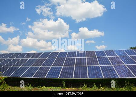 Eine Nahaufnahme eines großen bodenmontierten Solarpanels gegen den blauen Himmel. Solaranlage als gute Quelle erneuerbarer alternativer Energie. Stockfoto
