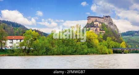 oravsky podzamok, slowakei - 01. MAI 2019: oravsky Schloss auf dem Hügel in der Nähe des Flusses. Beliebtes Reiseziel. Schöne Frühlingsszenerie in dapp Stockfoto