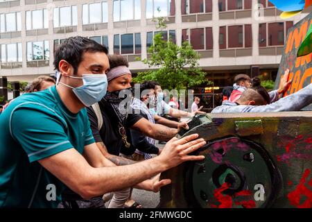 Washington, DC, USA, 11. Mai 2021. Im Bild: Während eines marsches, der die Vereinigten Staaten aufforderte, die Finanzierung von Apartheid, Besatzung und Gewalt in Palästina einzustellen, drücken Demonstranten auf einen Scheinpanzer. Der Tank ist ein Beweis für die Unterstützung der sozialen Gerechtigkeit in allen Teilen, da er für Proteste gegen die Niederschlagung von Demonstranten in Kolumbien gebaut wurde. Kredit: Allison C Bailey / Alamy Live Nachrichten Stockfoto