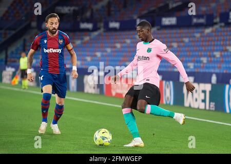 Ousmane Dembele vom FC Barcelona und Jose Luis Morales von Levante während des Fußballspiels der spanischen Meisterschaft La Liga zwischen Levante UD und dem FC Barcelona am 11. Mai 2021 im Estadio Ciutat de Valencia in Valencia, Spanien - Foto Maria Jose Segovia / Spanien DPPI / DPPI / LiveMedia Stockfoto