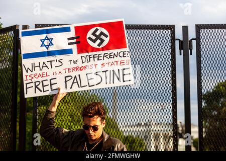 Washington, DC, USA, 11. Mai 2021. Im Bild: Ein Protestler hält vor dem Weißen Haus ein Schild, das Israel als einen "terroristischen Staat" bezeichnet, während eines marsches, der die Vereinigten Staaten aufforderte, die Finanzierung von Apartheid, Besatzung und Gewalt in Palästina einzustellen. Kredit: Allison C Bailey / Alamy Live Nachrichten Stockfoto