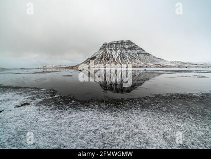 Sonnenuntergang und Spiegelungen auf dem schönen Kirkjufell Berg, Snaefellsness Halbinsel, Island Stockfoto