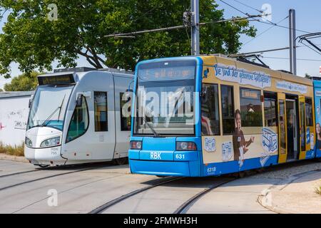 Kassel, Deutschland - 8. August 2020: Straßenbahnen RegioTram Kassel Straßenbahn öffentlicher Verkehr in Deutschland. Stockfoto