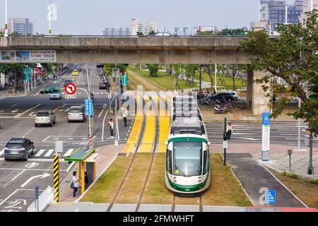 Kaohsiung, Taiwan - 17. Oktober 2015: Straßenbahn Light Rail öffentliche Verkehrsmittel am Bahnhof Cianjhen Star in Kaohsiung, Taiwan. Stockfoto