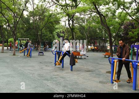 Fuyang, China. Mai 2021. Im Lin Dai Lu Park trainieren alte Menschen mit öffentlichen Fitnessgeräten.die wichtigsten Daten der siebten nationalen Volkszählung Chinas wurden offiziell veröffentlicht. Die Daten zeigen, dass die Gesamtbevölkerung im erwerbsfähigen Alter seit 2020 immer noch zurückgeht, während sich der Alterungsgrad weiter vertieft. Kredit: SOPA Images Limited/Alamy Live Nachrichten Stockfoto