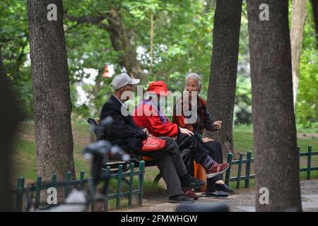 Fuyang, China. Mai 2021. Die alten Leute sitzen zusammen, um sich im Lin Dai Lu Park zu unterhalten.die Hauptdaten der siebten nationalen Volkszählung Chinas wurden offiziell veröffentlicht. Die Daten zeigen, dass die Gesamtbevölkerung im erwerbsfähigen Alter seit 2020 immer noch zurückgeht, während sich der Alterungsgrad weiter vertieft. Kredit: SOPA Images Limited/Alamy Live Nachrichten Stockfoto