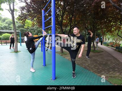 Fuyang, China. Mai 2021. Im Lin Dai Lu Park trainieren Menschen mit öffentlichen Fitnessgeräten.die wichtigsten Daten der siebten nationalen Volkszählung Chinas wurden offiziell veröffentlicht. Die Daten zeigen, dass die Gesamtbevölkerung im erwerbsfähigen Alter seit 2020 immer noch zurückgeht, während sich der Alterungsgrad weiter vertieft. Kredit: SOPA Images Limited/Alamy Live Nachrichten Stockfoto