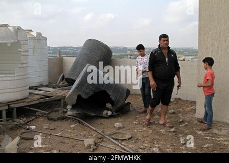 Gaza-Stadt. Mai 2021. Palästinenser inspizieren den Schaden eines Hauses nach israelischen Luftangriffen in Gaza-Stadt am 11. Mai 2021. UM MIT „Feature: Die Bewohner des Gazastreifens erinnern sich an die Nacht des Terrors inmitten eskalierender Spannungen“ zu GEHEN. Quelle: Rizek Abdeljawad/Xinhua/Alamy Live News Stockfoto