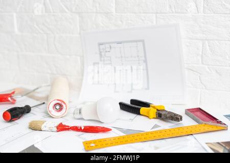 Architect Arbeitsplatz - Draufsicht. Architekturprojekt, Blaupausen, Blaupausen auf dem Tisch. Bauhintergrund. Engineering-Tools. Kopierbereich Stockfoto