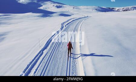 Skilanglaufläufer, die über eine schneebedeckte arktische Tundra fahren. Stockfoto